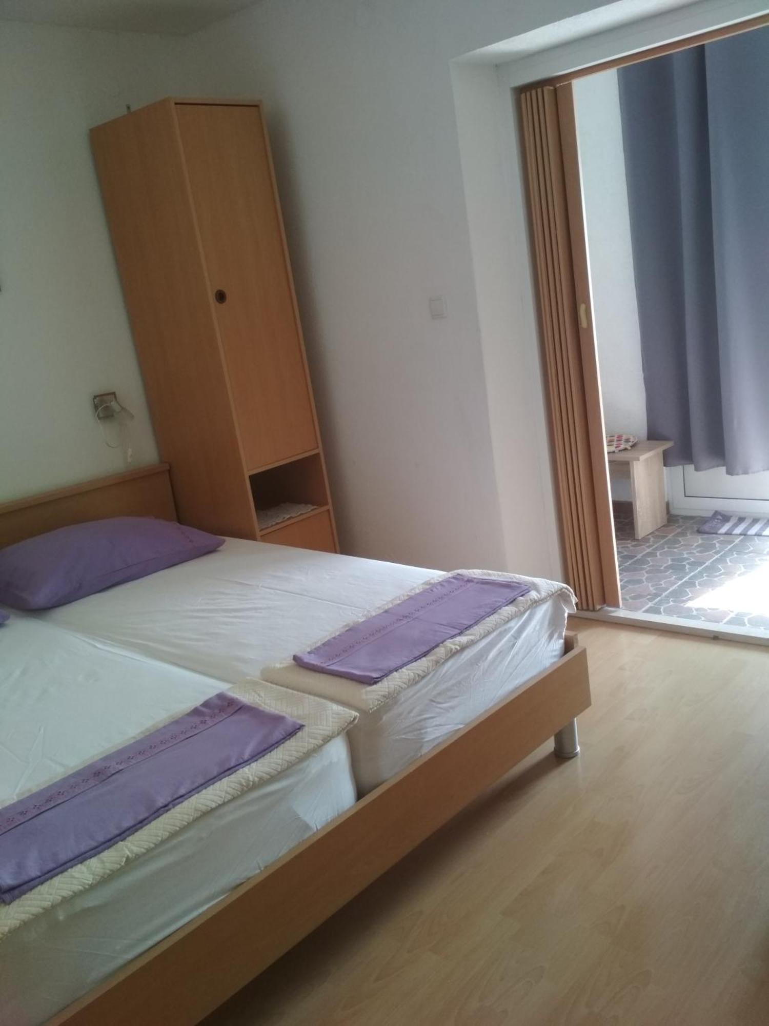 Apartmani Carevic Baska Voda Bilik gambar